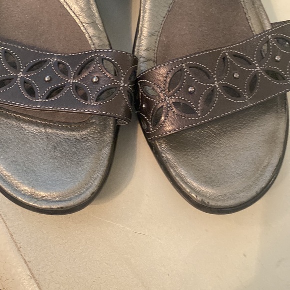 Naot beautiful leather cutout slides. Dark bronze/ brown color. Great condition - Picture 9 of 10
